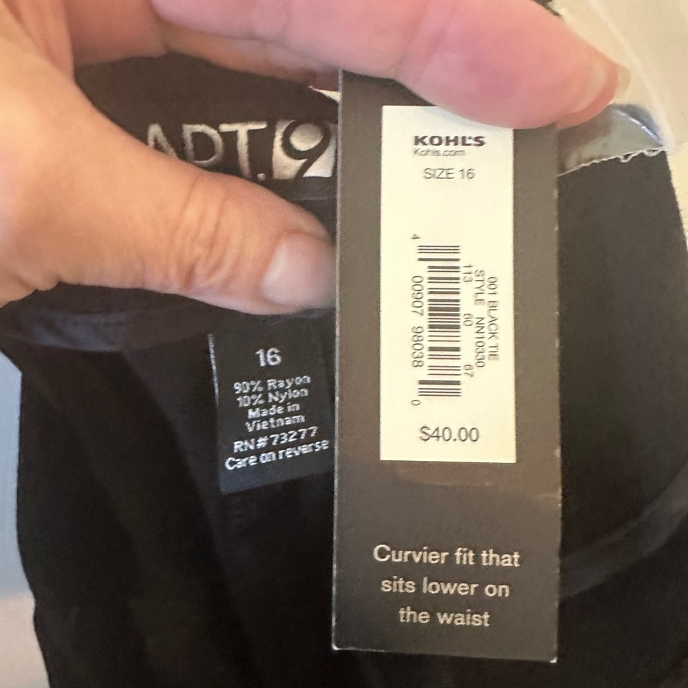 Kohl's Black Zipper Capris
